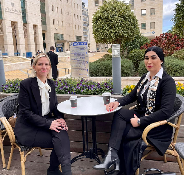 הילה יחזקאל יושבת בקפה ארומה ראשלת בדיוק באותו מקום בו נגררה לשירותים 20-1-2022
