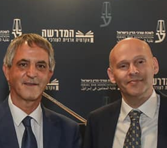 עמית איסמן עם אבי חימי שהואשם במעשה מגונה בהילה יחזקאל