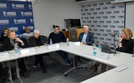 ציפי לבני מתארחת אצל דורית ביניש במכון למחקרי ביטחון לאומי כדי להכפיש את ביבי