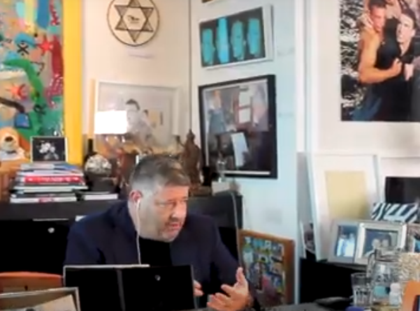 רני רהב במשרד מוקף בפיצ'פקעס וצ'צ'קקעס