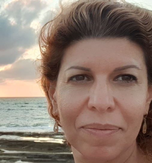 טלי ואקנין מפתה גברים באפליקציות להיפגש איתה בתחפושת של קטינה