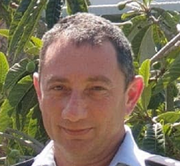 ארקדי אלקינד שוטר פמיניסטי מתעלל בגברים גרושים