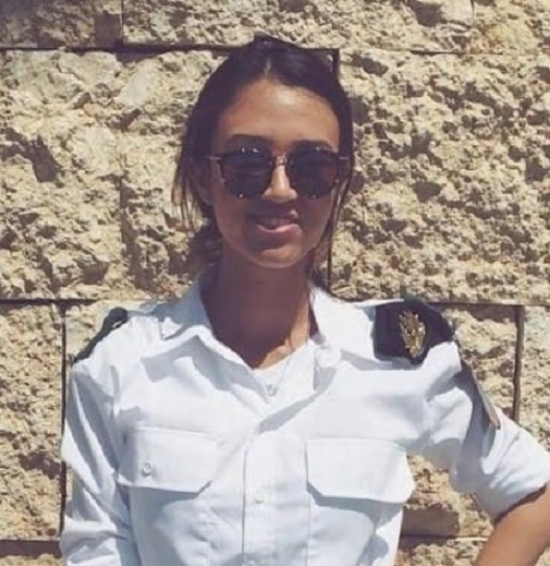 נועה ארגמני הכי סקסית על מדים לבנים של צהל