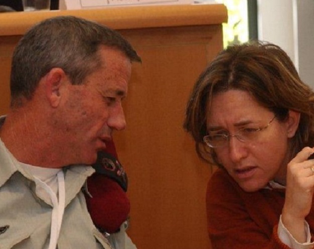 אילנה דיין עם בני גנץ זוממים זימזומים