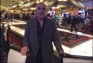 ארז שושני מהמר בקזינו עם הכספים שגנב מהעובדים החלשים שלו