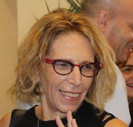 אורית סון גרוטאה סנילית עם טלפיים של חזירה