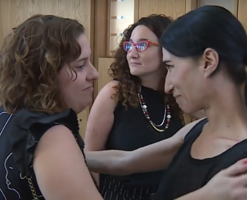 רותם אלוני דוידוד באמצע עם מתלוננת השווא שרי גולן