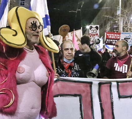 יגאל רמבם עם הציצים והכוס של שושקה אנגלמאייר בהפגנה