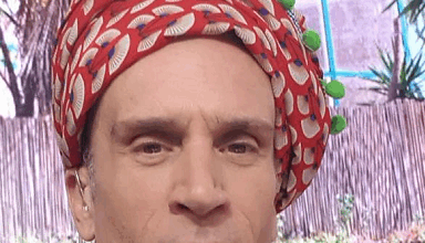 אברי גלעד בתרבוש שקיבל מאהובתו זהבה גלאון