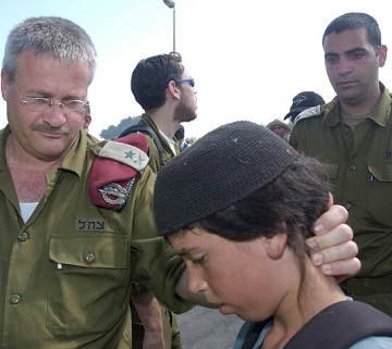 ישראל זיו מתעלל בנער גבעות