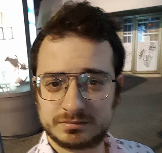 ליאור באקאלו מחפש מציצות בגלורי הול בברלין