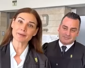 יוני ג'ורנו עם רומי קנבל בובת המין של אפי נוה