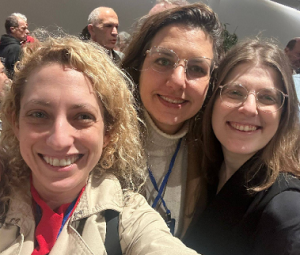 איריס שפירא מרגלית עם חברות מטקסי הפגיעות המיניות הטקסיות