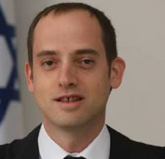 רון גולדשטיין פמיניסט עם כוס במקום פין