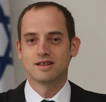 רון גולדשטיין פמיניסט עם כוס במקום פין